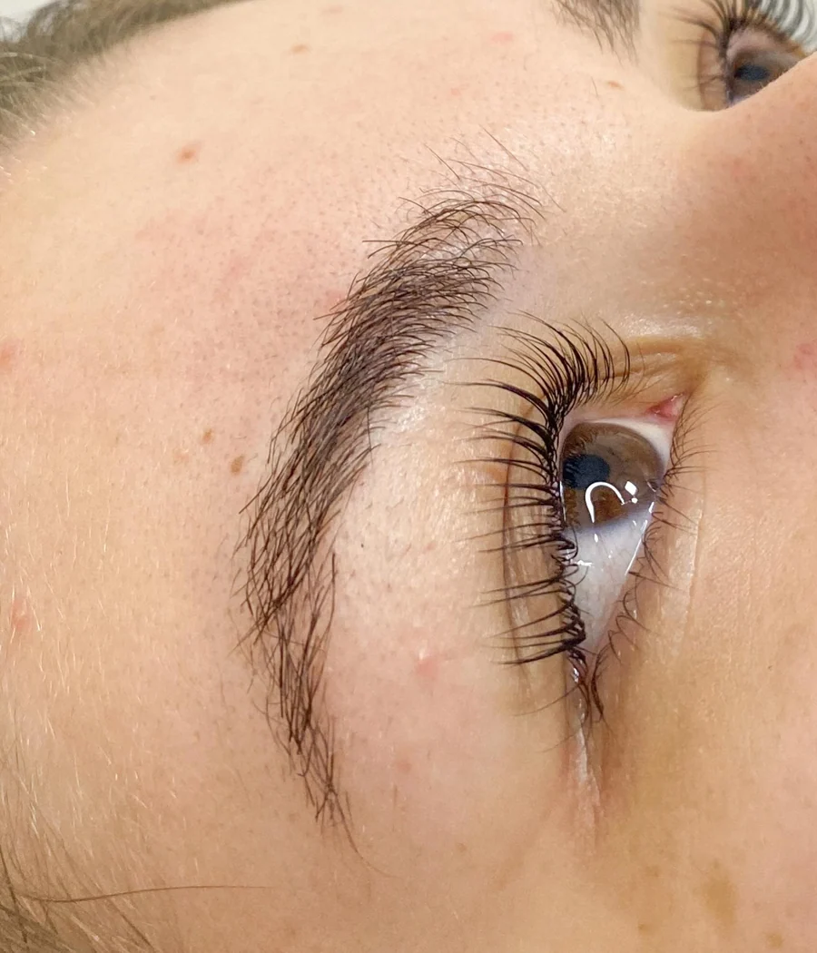 Cílios curvados após lash lifting